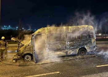 Hareket Halindeki Minibüste Yangın Çıktı