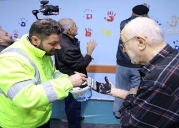 Huzurevi Sakinleri Sprey Boya Ve El Baskısıyla Duvarları Renklendirdi