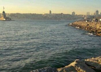 İBB Üsküdar Sahilinde Kaçak Kafenin Yıkımını Gerçekleştirdi