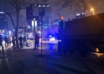 İETT Otobüsü Hafriyat Kamyonuna Çarptı: 8 Yolcu Yaralandı