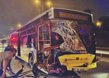 İETT Otobüsü İle Minibüsün Çarpıştı: 2 Yaralı