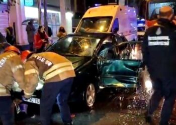 İETT Otobüsü İle Otomobil Çarpıştı