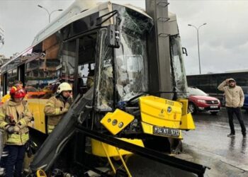 İETT Otobüsü Yön Tabelası Direğine Çarptı