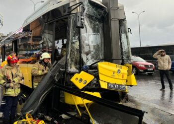 İETT Otobüsü Yön Tabelasına Çarptı