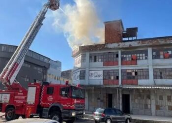 İnegöl’de Mobilya Malzemeleri Deposunda Çıkan Yangın Söndürüldü