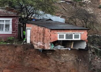 İnşaat Alanında Toprak Kayması: 3 Gecekondu Boşaltıldı