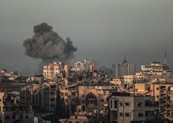 İsrail Ordusu Çocuk Hastanesinin Önünü Bombaladı