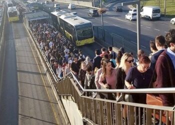 İstanbul Metrobüs Hatlarında Yoğunluk Yaşanıyor