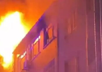 İstanbul’da Bir Binanın Çatısında Çıkan Yangın Söndürüldü