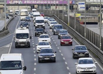 İstanbul’da Haftanın İlk Gününde Trafik Yoğunluğu Yaşanıyor