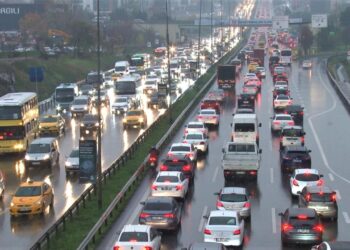 İstanbul’da Haftanın İlk İş Günü Yoğun Trafik Aksamalara Neden Oluyor