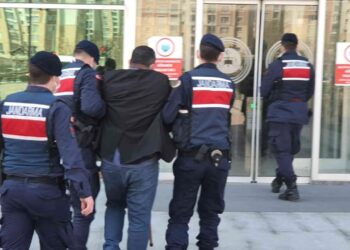 İstanbul’da Jandarma Ekipleri Trafik Denetiminde 14 Suçtan Aranan Şüpheliyi Yakaladı