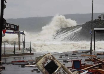İstanbul’da Yağış Ve Fırtınadan Dolayı Zor Anlar Yaşanıyor