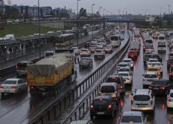 İstanbul’da Yağışlı Havanın Etkisiyle Trafik Yoğunluğu Yaşanıyor