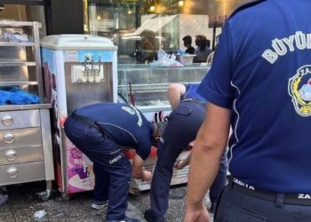 İzmir Basmane’deki Tüm Arapça Tabelalar Sökülmeye Başlandı