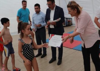 İzmit’in minik yüzücüleri sertifikalandı