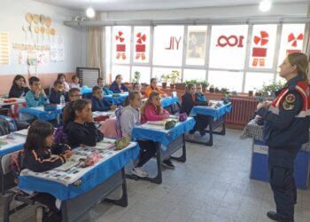 Jandarma İlkokul Öğrencilerini Bilgilendiriyor