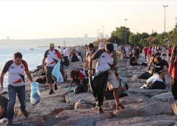 Kadıköy’de Çevre Dostları Moda Sahili’nde Temizlik Hareketi Başlattı