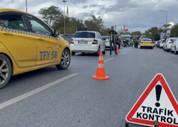Kadıköy’de Kalabalık Alanlarda Denetlenen Taksi Sürücülerine Cezalar Kesildi