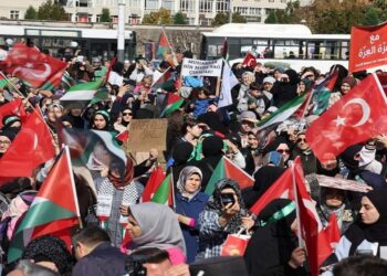 Kadınlar Türk Ve Filistin Bayraklarıyla İsrail’e Tepki Gösterdi