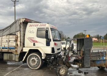 Kamyon ve Tarım Aracı Çarpıştı