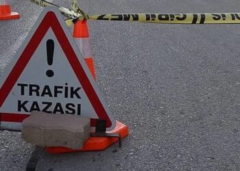 Kamyonet İle Otomobil Çarpıştı: 3 Yaralı