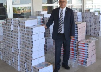 Karamürsel Kaymakamı 8. Sınıf Öğrencilerine LGS Hazırlık Kitapları Dağıttı