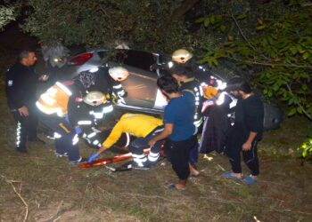 Karamürsel’de Araç Şarampole Yuvarlandı