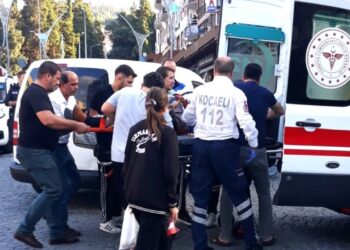 Karamürsel’de Hafif Ticari Araç Yayaya Çarptı