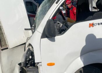 Kaza Yapan Sürücü Duvarına Çarptığı Hastanede Tedavi Altına Alındı