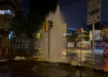 Kazı Çalışmalarında Su Borusu Patladı