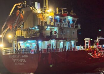 Kazlıçeşme Sahilinde Gemi Karaya Oturdu