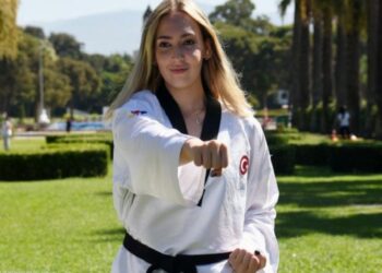 Kırık elle bronz madalya