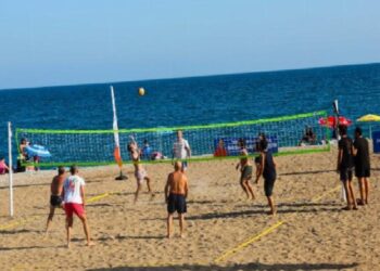 Kıyıda fiyatsız voleybol keyfi