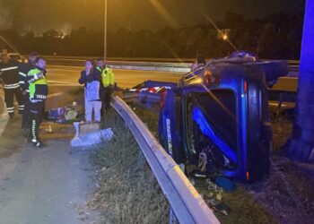 Kocaeli Anadolu Otoyolu’nda Cip Direğe Çarptı: 3 Yaralı