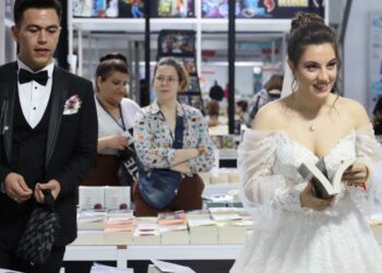 Kocaeli Kitap Fuarı’na Yeni Evli Çift Gelinlik Ve Damatlıkla Katıldı