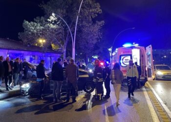 Kocaeli’de İki Otomobil Çarpıştı