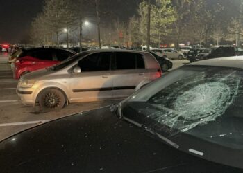 Kocaeli’de Park Halindeki 35 Aracın Camları Kırıldı