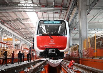 Kocaeli’de Yerli ve Milli Sürücüsüz Metro Aracı İlk Kez Raylara İndirildi