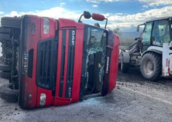 Kömür Yüklü Kamyon Devrildi: Sürücü Yaralandı