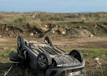 Kontrolden Çıkan Otomobil Devrildi