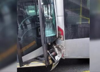 Küçükçekmece’de 2 Metrobüs Çarpıştı