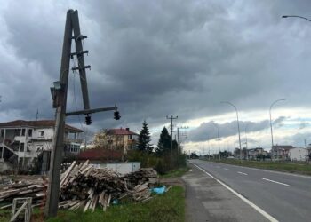 Kuvvetli Rüzgar Elektrik Direklerini Yıktı