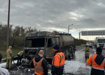 Lastiği Patlayan Tutkal Yüklü Tanker Yandı