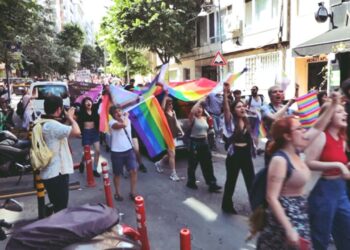 LGBT Grupları Taksim’de Yürüyüş İçin Toplandı 