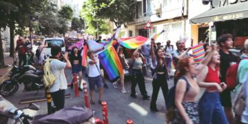LGBT Grupları Taksim’de Yürüyüş İçin Toplandı 