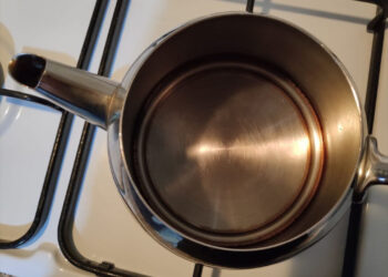 Limon Tuzu, Karbonat ve Sirke Üçlüsüyle Harikalar Yaratın! Dibi Kireçlenmiş Çaydanlık Derdine Son Verin