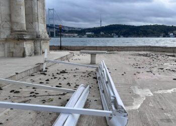 Lodos Büyük Mecidiye Camisi’nin Avlusunda Hasar Oluşturdu