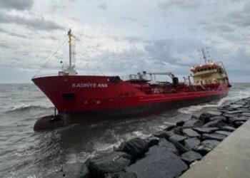 Lodosun Etkisiyle Karaya Oturan Tankerdeki Mürettebat Kurtarıldı