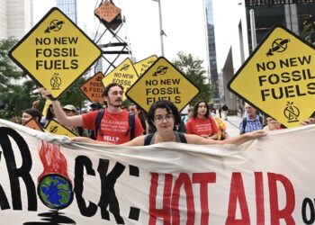 Londra’da İklim Savunucuları Fosil Yakıtlara Karşı Eylemde